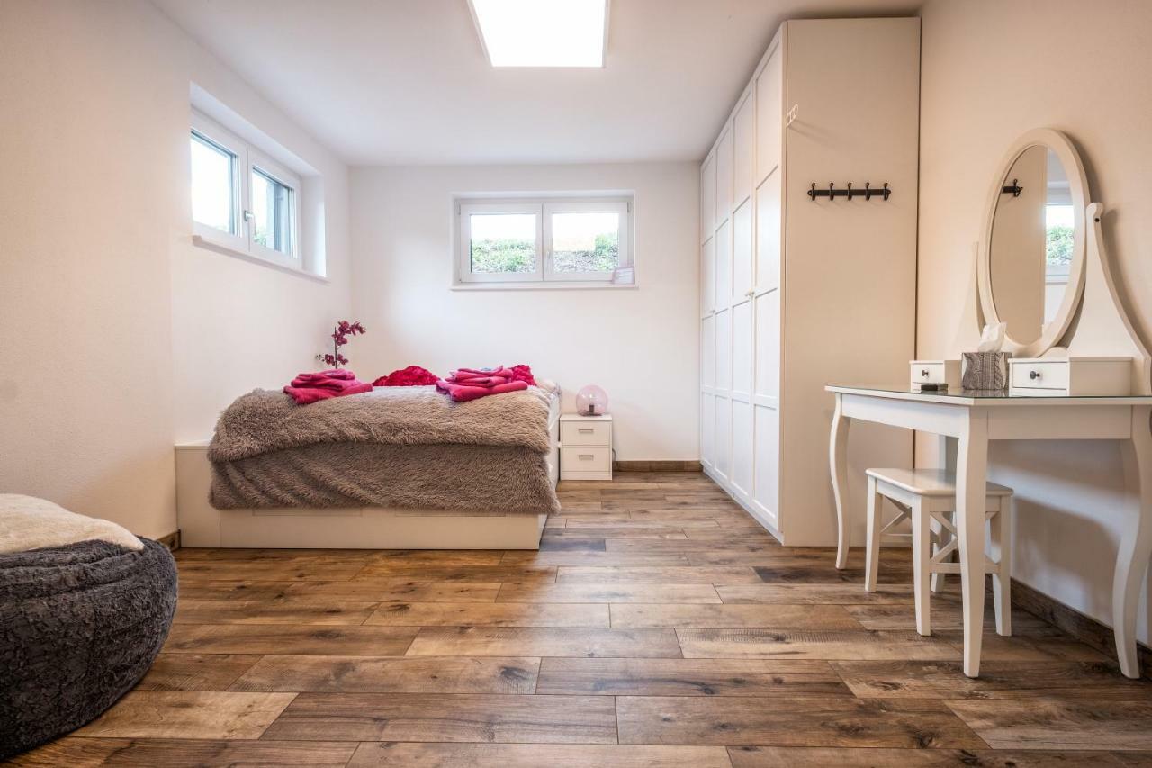 Moderne Souterrain-Wohnung Anif Exteriör bild