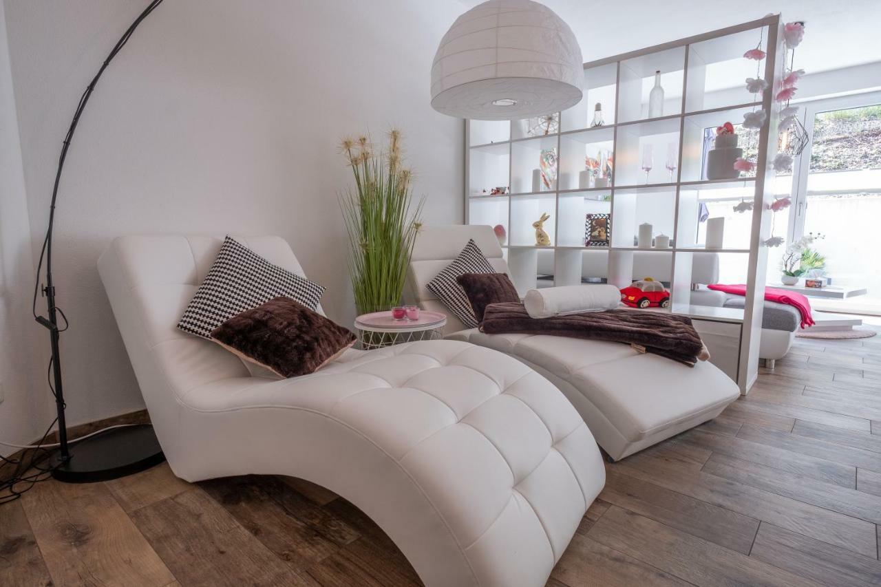 Moderne Souterrain-Wohnung Anif Exteriör bild