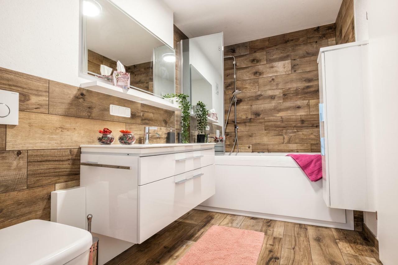 Moderne Souterrain-Wohnung Anif Exteriör bild