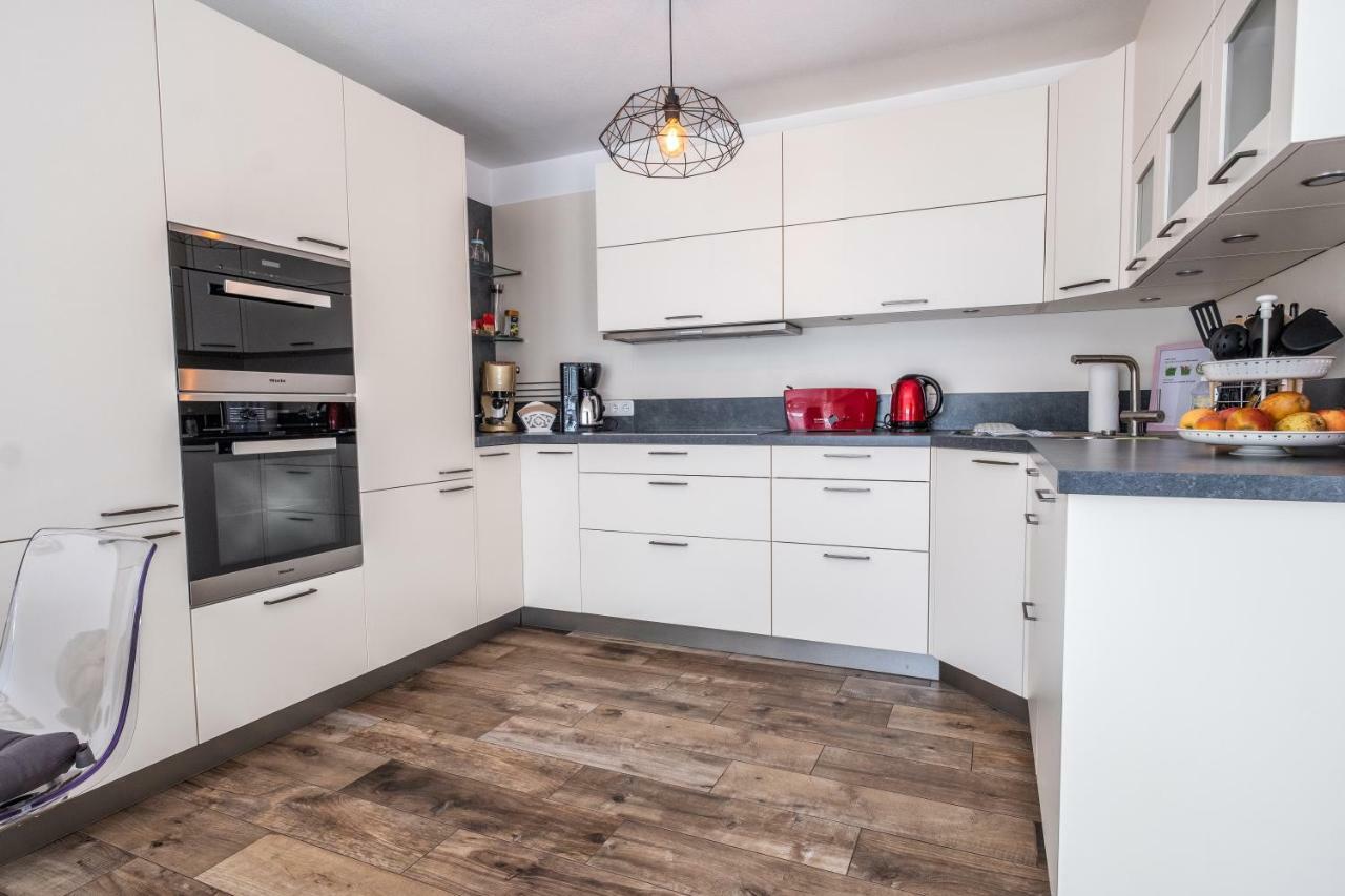 Moderne Souterrain-Wohnung Anif Exteriör bild