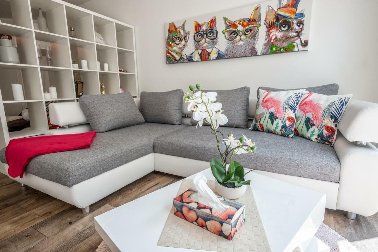Moderne Souterrain-Wohnung Anif Exteriör bild